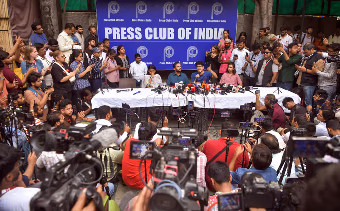 दिल्ली में दूसरे दिन प्रदर्शन की 10 ताजा तस्वीरें: जंतर-मंतर के बाद कनॉट प्लेस पर बवाल