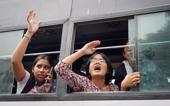 दिल्ली में दूसरे दिन प्रदर्शन की 10 ताजा तस्वीरें: जंतर-मंतर के बाद कनॉट प्लेस पर बवाल