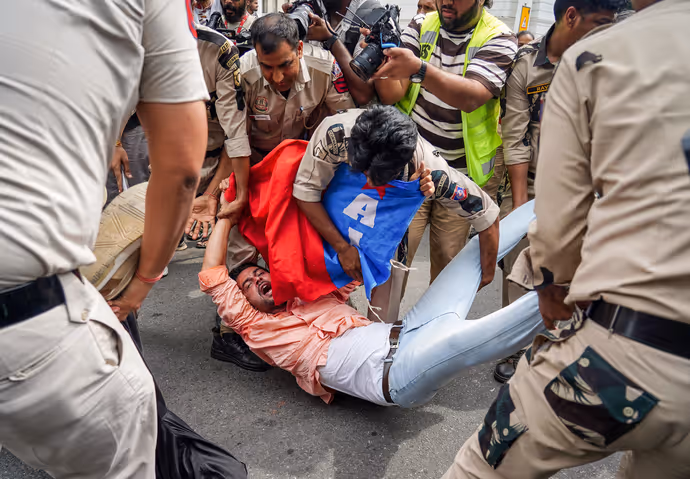 CJP प्रोटेस्ट के दूसरे दिन की 10 तस्वीरें: आश्रम मेट्रो स्टेशन से पालिका बाजार तक, पुलिस से भिड़े कॉकरोच