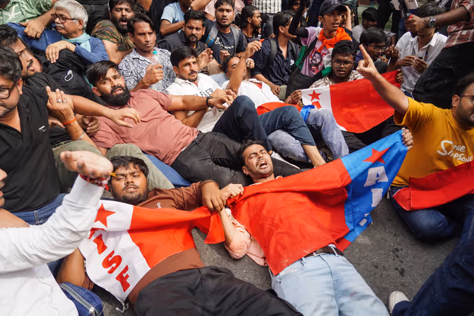 CJP प्रोटेस्ट के दूसरे दिन की 10 तस्वीरें: आश्रम मेट्रो स्टेशन से पालिका बाजार तक, पुलिस से भिड़े कॉकरोच