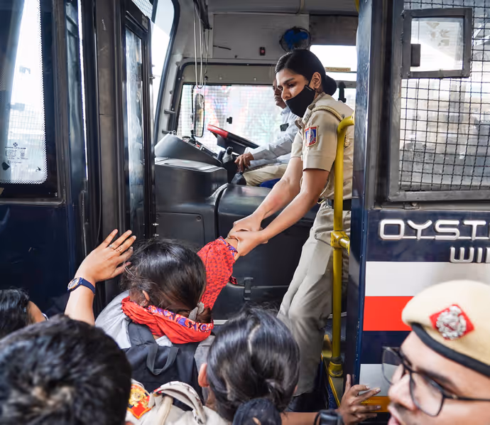 CJP प्रोटेस्ट के दूसरे दिन की 10 तस्वीरें: आश्रम मेट्रो स्टेशन से पालिका बाजार तक, पुलिस से भिड़े कॉकरोच