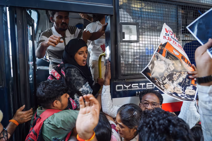 CJP प्रोटेस्ट के दूसरे दिन की 10 तस्वीरें: आश्रम मेट्रो स्टेशन से पालिका बाजार तक, पुलिस से भिड़े कॉकरोच