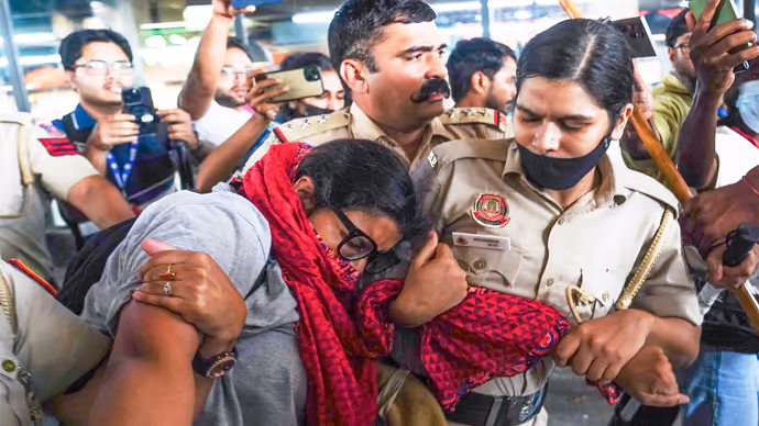 CJP प्रोटेस्ट के दूसरे दिन की 10 तस्वीरें: आश्रम मेट्रो स्टेशन से पालिका बाजार तक, पुलिस से भिड़े कॉकरोच