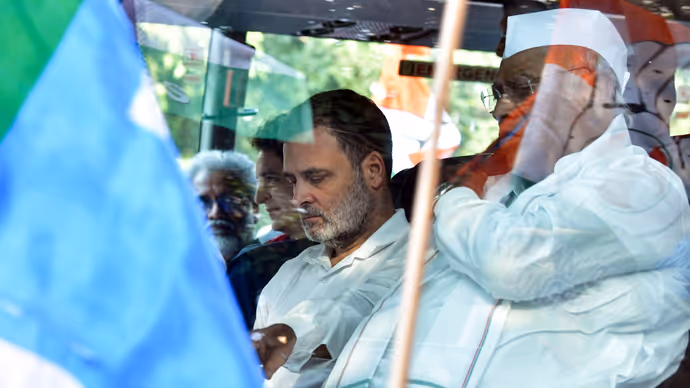 INDIA गठबंधन के 'सुप्रीम' मार्च की 10 तस्वीरें: एक ही बस में दिखे राहुल गांधी-खड़गे समेत कई विपक्षी नेता