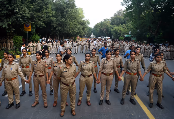 INDIA गठबंधन के 'सुप्रीम' मार्च की 10 तस्वीरें: एक ही बस में दिखे राहुल गांधी-खड़गे समेत कई विपक्षी नेता