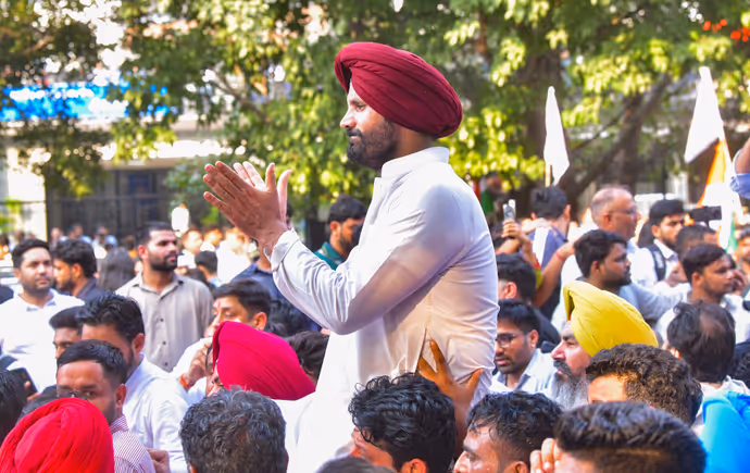 INDIA गठबंधन के 'सुप्रीम' मार्च की 10 तस्वीरें: एक ही बस में दिखे राहुल गांधी-खड़गे समेत कई विपक्षी नेता
