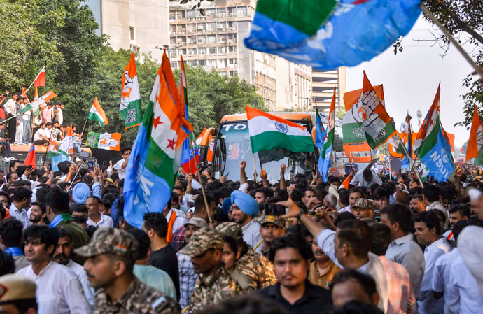 INDIA गठबंधन के 'सुप्रीम' मार्च की 10 तस्वीरें: एक ही बस में दिखे राहुल गांधी-खड़गे समेत कई विपक्षी नेता