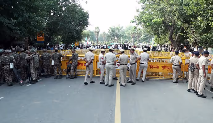 INDIA गठबंधन के 'सुप्रीम' मार्च की 10 तस्वीरें: एक ही बस में दिखे राहुल गांधी-खड़गे समेत कई विपक्षी नेता
