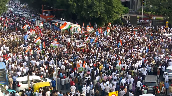 INDIA गठबंधन के 'सुप्रीम' मार्च की 10 तस्वीरें: एक ही बस में दिखे राहुल गांधी-खड़गे समेत कई विपक्षी नेता