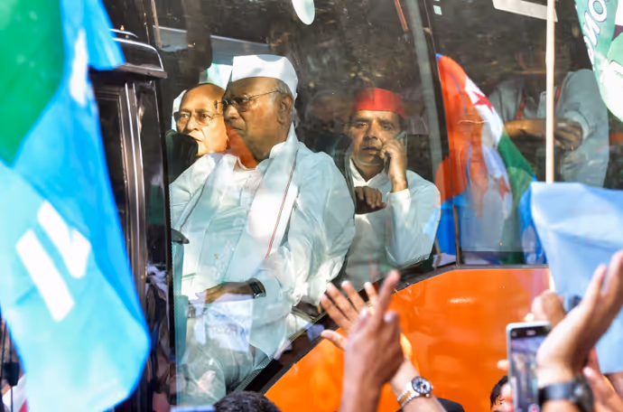 INDIA गठबंधन के 'सुप्रीम' मार्च की 10 तस्वीरें: एक ही बस में दिखे राहुल गांधी-खड़गे समेत कई विपक्षी नेता
