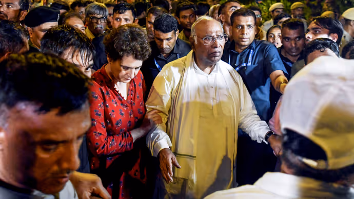 SIR प्रोटेस्ट की 10 PHOTOS: प्रियंका-राहुल संग सुप्रीम कोर्ट पहुंचे खड़गे, अखिलेश-तेजस्वी भी आए नजर