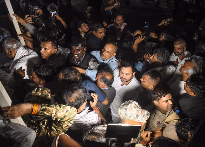 SIR प्रोटेस्ट की 10 PHOTOS: प्रियंका-राहुल संग सुप्रीम कोर्ट पहुंचे खड़गे, अखिलेश-तेजस्वी भी आए नजर