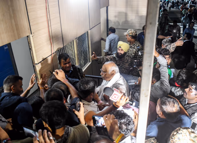 SIR प्रोटेस्ट की 10 PHOTOS: प्रियंका-राहुल संग सुप्रीम कोर्ट पहुंचे खड़गे, अखिलेश-तेजस्वी भी आए नजर
