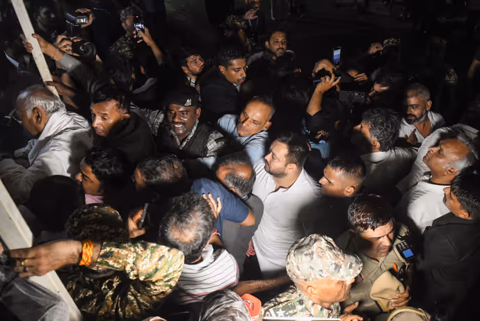 SIR प्रोटेस्ट की 10 PHOTOS: प्रियंका-राहुल संग सुप्रीम कोर्ट पहुंचे खड़गे, अखिलेश-तेजस्वी भी आए नजर