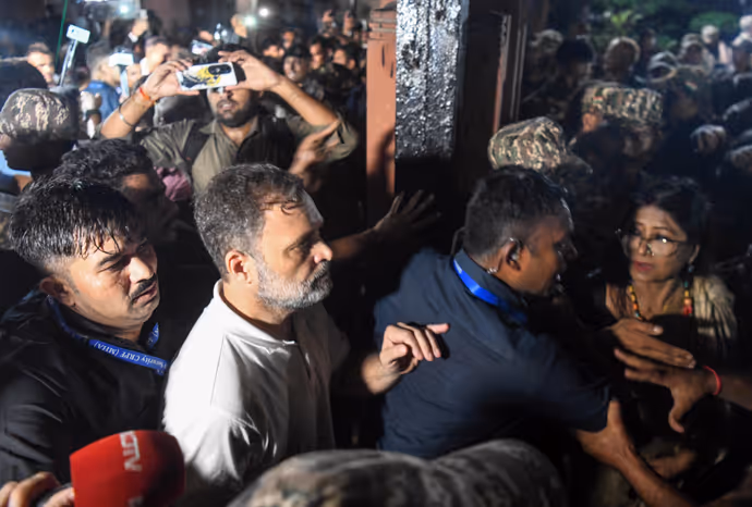 SIR प्रोटेस्ट की 10 PHOTOS: प्रियंका-राहुल संग सुप्रीम कोर्ट पहुंचे खड़गे, अखिलेश-तेजस्वी भी आए नजर