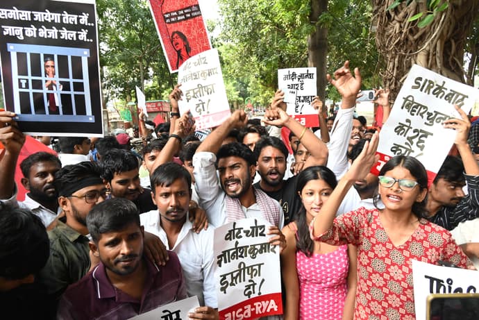 पटना में CEC के खिलाफ प्रदर्शन की 10 तस्वीरें, पोस्टर पर लिखा- तोहर कुर्सी उड़ा देब प्रोटेस्ट से...