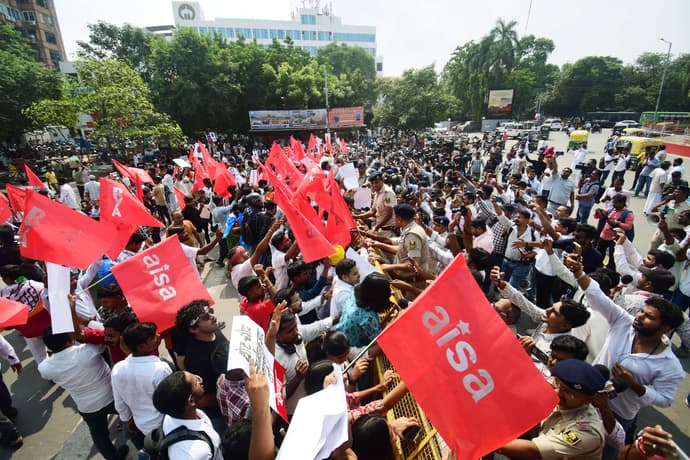पटना में CEC के खिलाफ प्रदर्शन की 10 तस्वीरें, पोस्टर पर लिखा- तोहर कुर्सी उड़ा देब प्रोटेस्ट से...