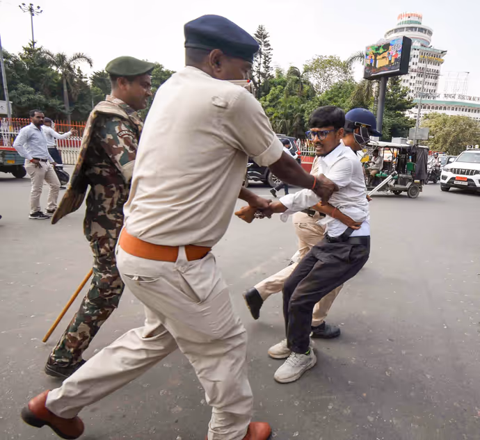 पटना में CEC के खिलाफ प्रदर्शन की 10 तस्वीरें, पोस्टर पर लिखा- तोहर कुर्सी उड़ा देब प्रोटेस्ट से...