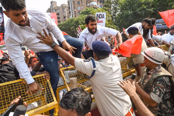 पटना में CEC के खिलाफ प्रदर्शन की 10 तस्वीरें, पोस्टर पर लिखा- तोहर कुर्सी उड़ा देब प्रोटेस्ट से...