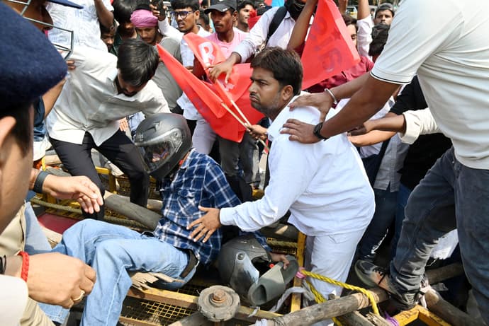 पटना में CEC के खिलाफ प्रदर्शन की 10 तस्वीरें, पोस्टर पर लिखा- तोहर कुर्सी उड़ा देब प्रोटेस्ट से...
