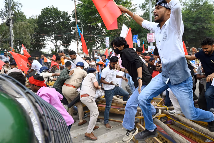 पटना में CEC के खिलाफ प्रदर्शन की 10 तस्वीरें, पोस्टर पर लिखा- तोहर कुर्सी उड़ा देब प्रोटेस्ट से...