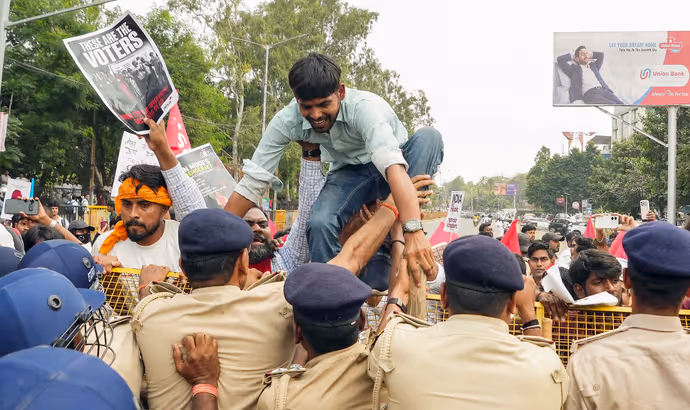 पटना में CEC के खिलाफ प्रदर्शन की 10 तस्वीरें, पोस्टर पर लिखा- तोहर कुर्सी उड़ा देब प्रोटेस्ट से...