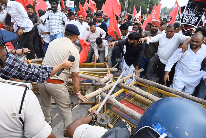 पटना में CEC के खिलाफ प्रदर्शन की 10 तस्वीरें, पोस्टर पर लिखा- तोहर कुर्सी उड़ा देब प्रोटेस्ट से...