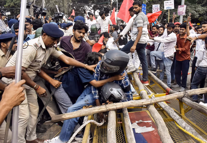पटना में CEC के खिलाफ प्रदर्शन की 10 तस्वीरें, पोस्टर पर लिखा- तोहर कुर्सी उड़ा देब प्रोटेस्ट से...