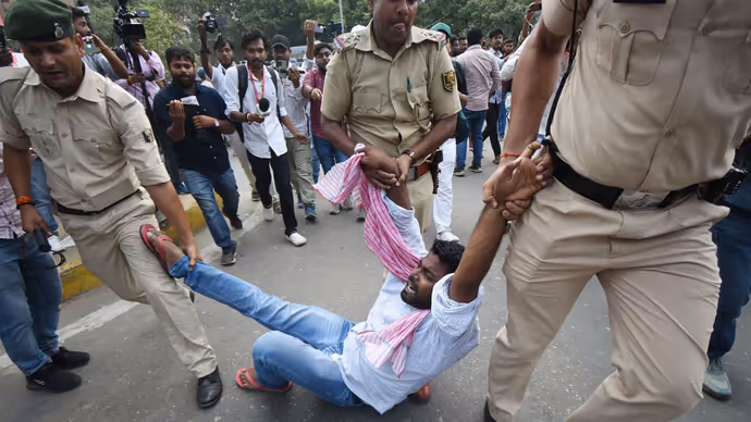 पटना में CEC के खिलाफ प्रदर्शन की 10 तस्वीरें, पोस्टर पर लिखा- तोहर कुर्सी उड़ा देब प्रोटेस्ट से...