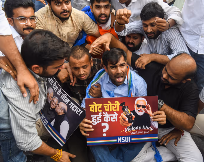 CEC ज्ञानेश कुमार के खिलाफ प्रदर्शन की 15 तस्वीरें: दिल्ली के कनॉट प्लेस-जनपथ में NSUI का हंगामा