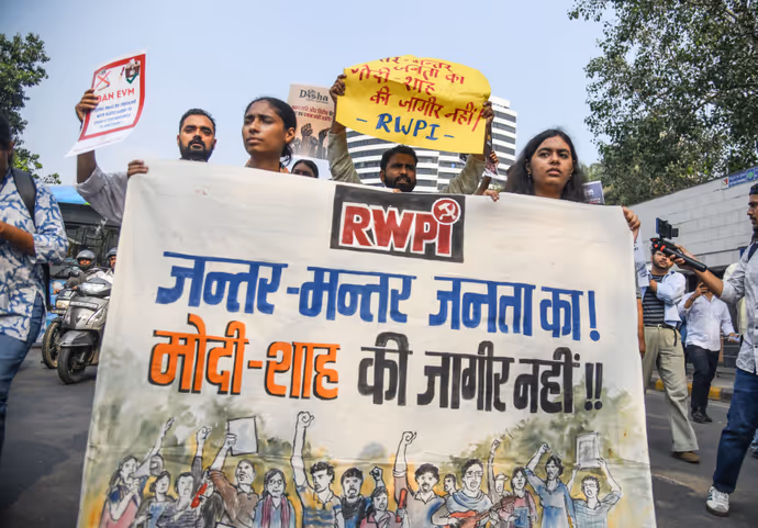 CEC ज्ञानेश कुमार के खिलाफ प्रदर्शन की 15 तस्वीरें: दिल्ली के कनॉट प्लेस-जनपथ में NSUI का हंगामा