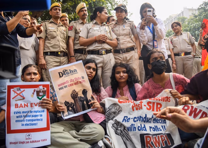 CEC ज्ञानेश कुमार के खिलाफ प्रदर्शन की 15 तस्वीरें: दिल्ली के कनॉट प्लेस-जनपथ में NSUI का हंगामा