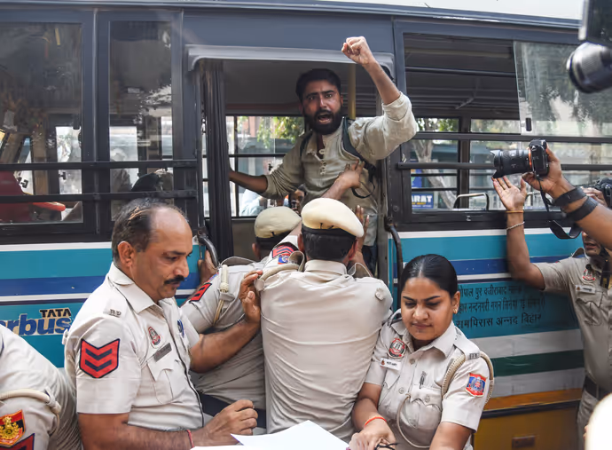 CEC ज्ञानेश कुमार के खिलाफ प्रदर्शन की 15 तस्वीरें: दिल्ली के कनॉट प्लेस-जनपथ में NSUI का हंगामा