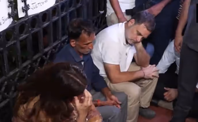 राहुल गांधी-प्रियंका वाड्रा प्रोटेस्ट की 8 तस्वीरें: अंकिता भंडारी के पेरेंट्स संग जमीन पर बैठे दिखे राहुल-प्रियंका