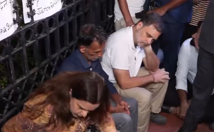 राहुल गांधी-प्रियंका वाड्रा प्रोटेस्ट की 8 तस्वीरें: अंकिता भंडारी के पेरेंट्स संग जमीन पर बैठे दिखे राहुल-प्रियंका