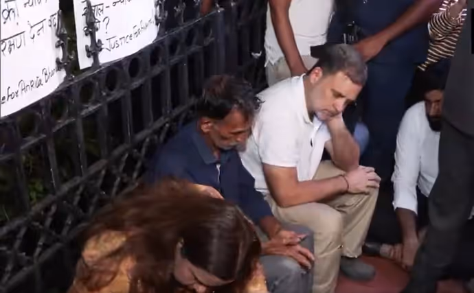 राहुल गांधी-प्रियंका वाड्रा प्रोटेस्ट की 8 तस्वीरें: अंकिता भंडारी के पेरेंट्स संग जमीन पर बैठे दिखे राहुल-प्रियंका