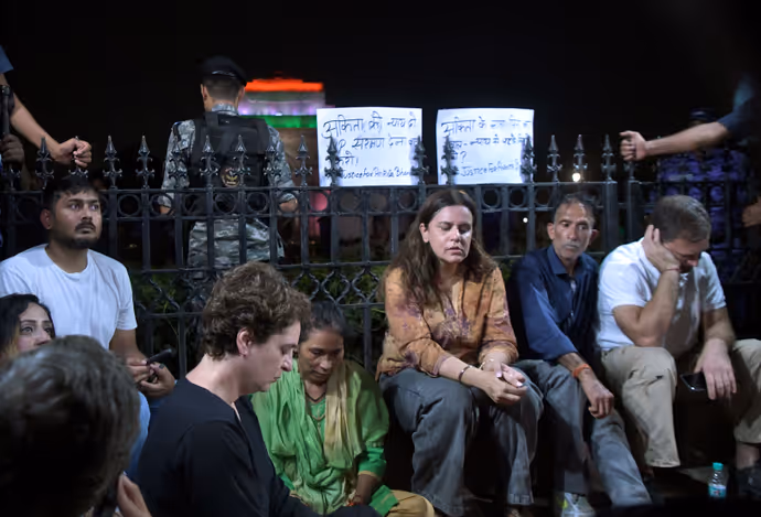 राहुल गांधी-प्रियंका वाड्रा प्रोटेस्ट की 8 तस्वीरें: अंकिता भंडारी के पेरेंट्स संग जमीन पर बैठे दिखे राहुल-प्रियंका