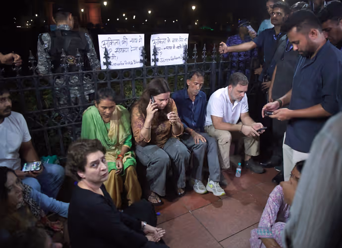 राहुल गांधी-प्रियंका वाड्रा प्रोटेस्ट की 8 तस्वीरें: अंकिता भंडारी के पेरेंट्स संग जमीन पर बैठे दिखे राहुल-प्रियंका