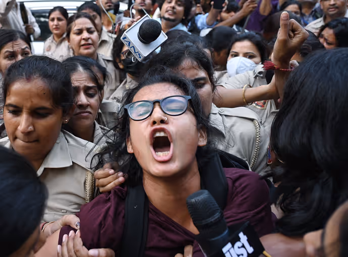 'लहरा दो तिरंगा' रैली की 12 तस्वीरें: कनॉट प्लेस तक नहीं पहुंचीं नेहा बोरा, मंडी हाउस में ही दबोचा