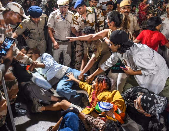 'लहरा दो तिरंगा' रैली की 12 तस्वीरें: कनॉट प्लेस तक नहीं पहुंचीं नेहा बोरा, मंडी हाउस में ही दबोचा