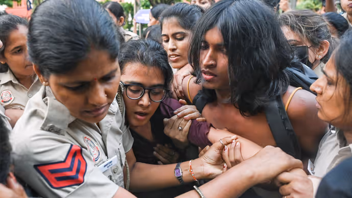 'लहरा दो तिरंगा' रैली की 12 तस्वीरें: कनॉट प्लेस तक नहीं पहुंचीं नेहा बोरा, मंडी हाउस में ही दबोचा