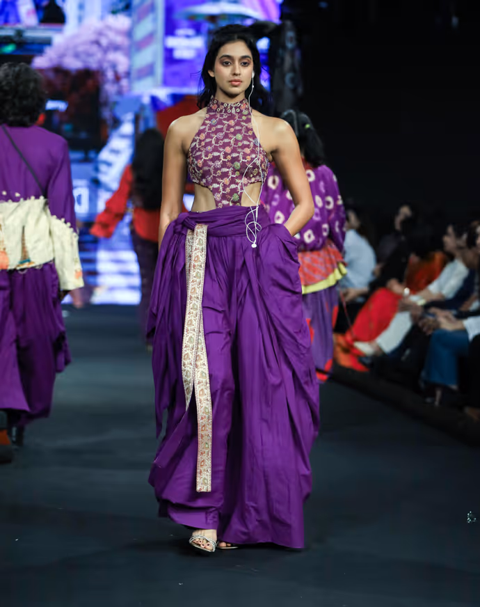 Lakme Fashion Week की 10 तस्वीरें: ब्लैक आउटफिट में कहर ढाती दिखीं सारा, आयुष्मान भी बने शोस्टॉपर