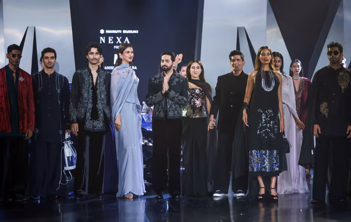 Lakme Fashion Week की 10 तस्वीरें: ब्लैक आउटफिट में कहर ढाती दिखीं सारा, आयुष्मान भी बने शोस्टॉपर