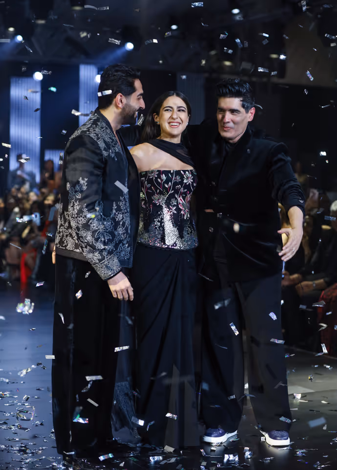 Lakme Fashion Week की 10 तस्वीरें: ब्लैक आउटफिट में कहर ढाती दिखीं सारा, आयुष्मान भी बने शोस्टॉपर