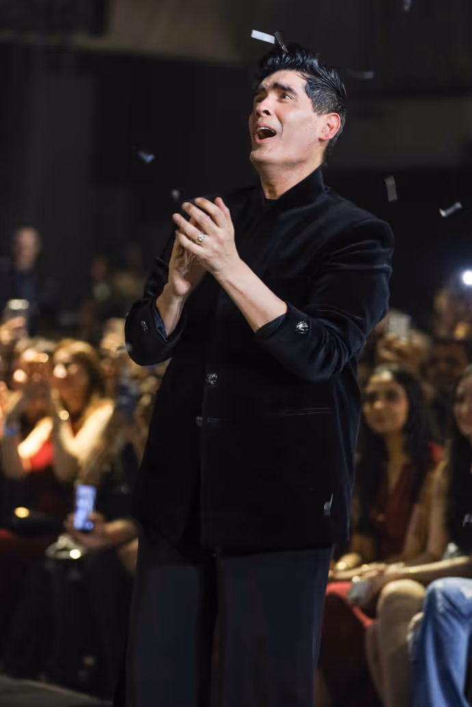 Lakme Fashion Week की 10 तस्वीरें: ब्लैक आउटफिट में कहर ढाती दिखीं सारा, आयुष्मान भी बने शोस्टॉपर