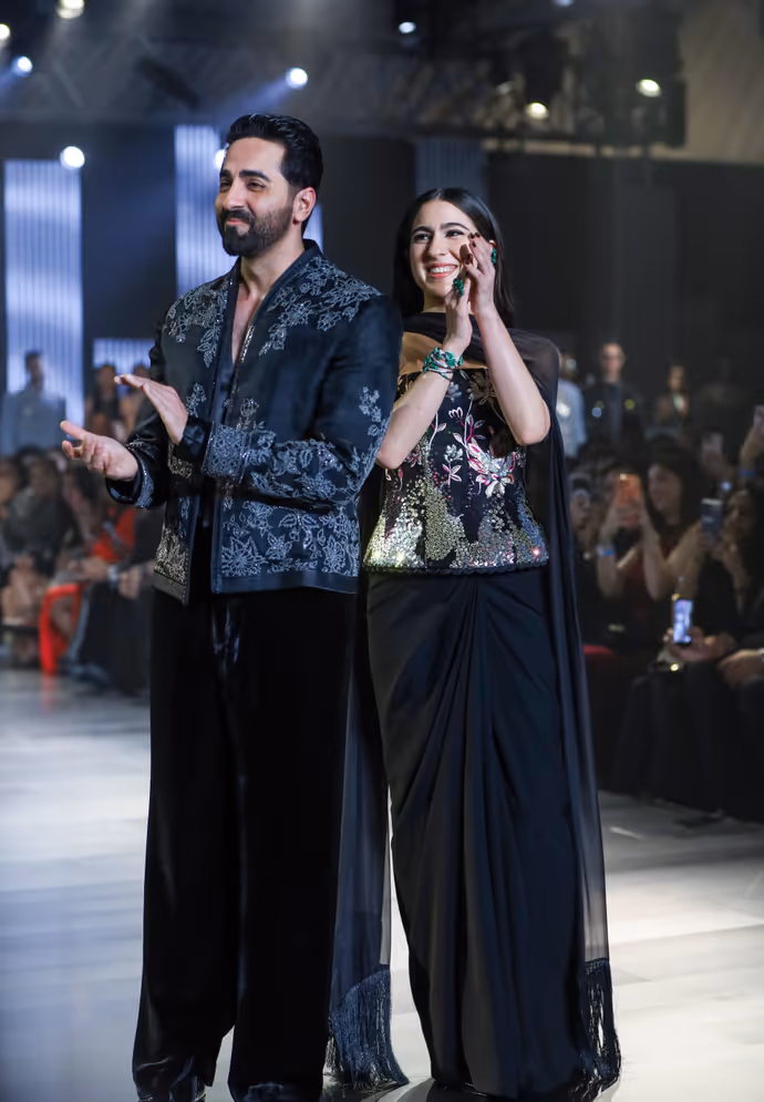 Lakme Fashion Week की 10 तस्वीरें: ब्लैक आउटफिट में कहर ढाती दिखीं सारा, आयुष्मान भी बने शोस्टॉपर