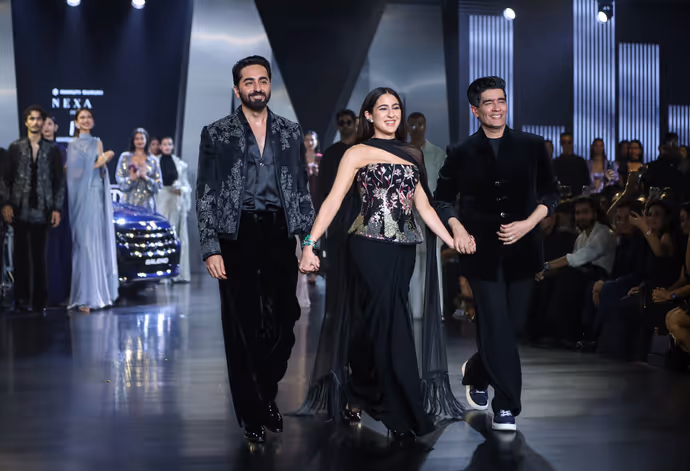 Lakme Fashion Week की 10 तस्वीरें: ब्लैक आउटफिट में कहर ढाती दिखीं सारा, आयुष्मान भी बने शोस्टॉपर