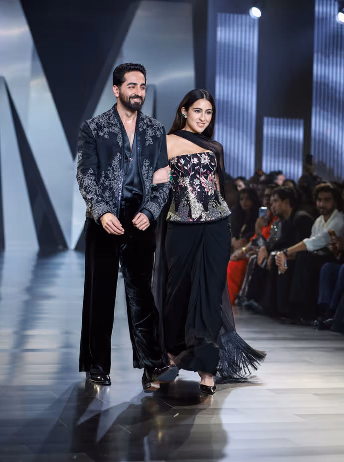 Lakme Fashion Week की 10 तस्वीरें: ब्लैक आउटफिट में कहर ढाती दिखीं सारा, आयुष्मान भी बने शोस्टॉपर