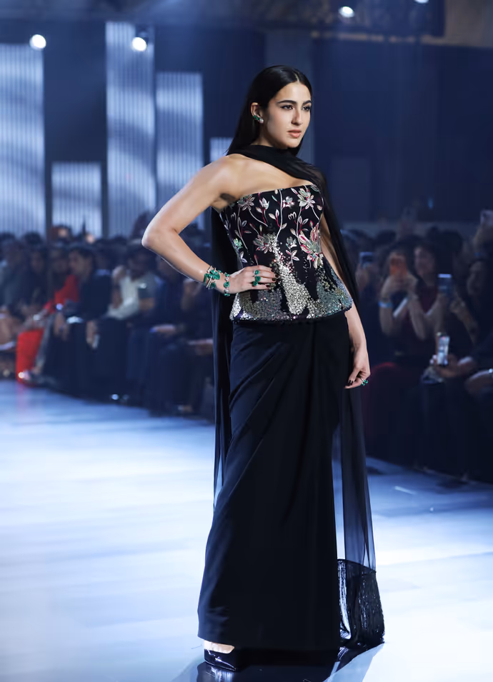 Lakme Fashion Week की 10 तस्वीरें: ब्लैक आउटफिट में कहर ढाती दिखीं सारा, आयुष्मान भी बने शोस्टॉपर