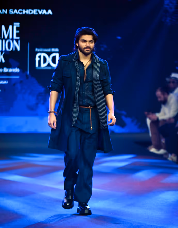 Lakme Fashion Week की 10 तस्वीरें: ब्लैक आउटफिट में कहर ढाती दिखीं सारा, आयुष्मान भी बने शोस्टॉपर